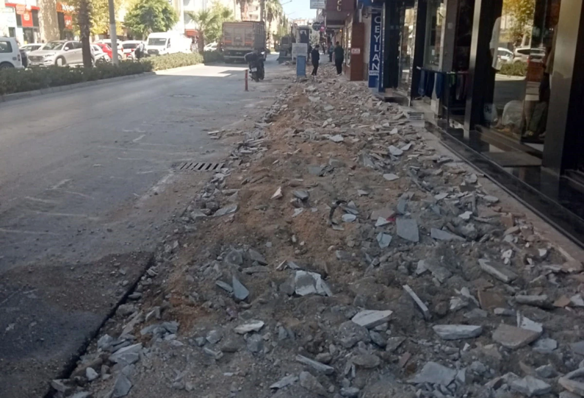Atatürk Caddesinde kaldırım düzenlemesi