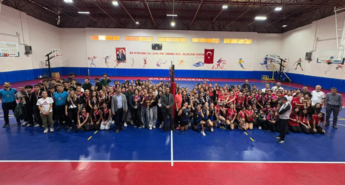 CUMHURİYET BAYRAMI VOLEYBOL TURNUVASI TAMAMLANDI