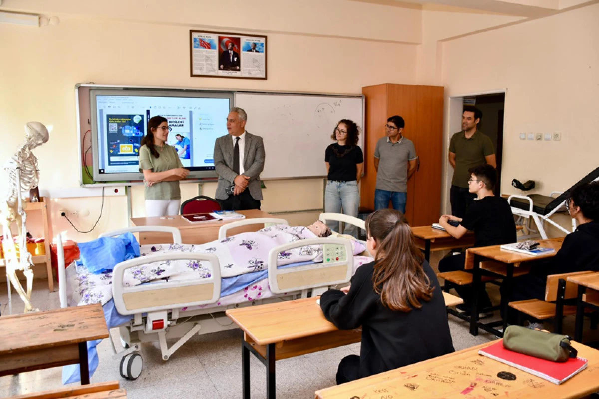 Eroğlu, öğrencilerle masa tenisi oynadı