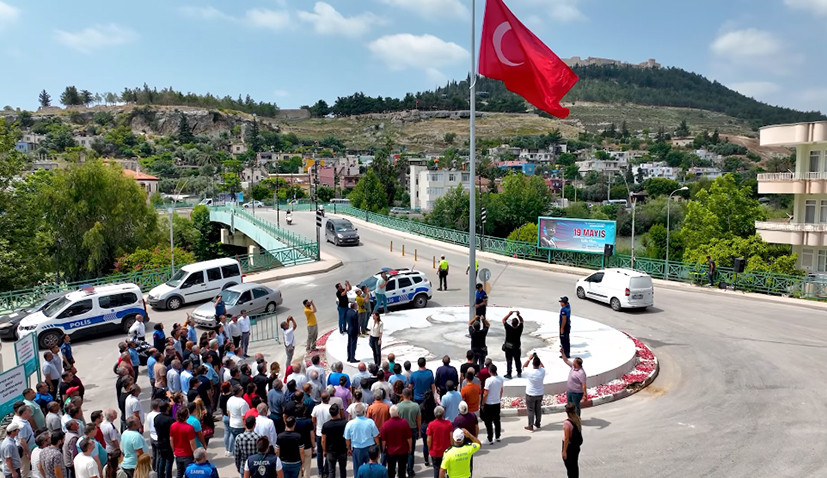 Gündemdeki anıtın yerine Türk Bayrağı dikildi