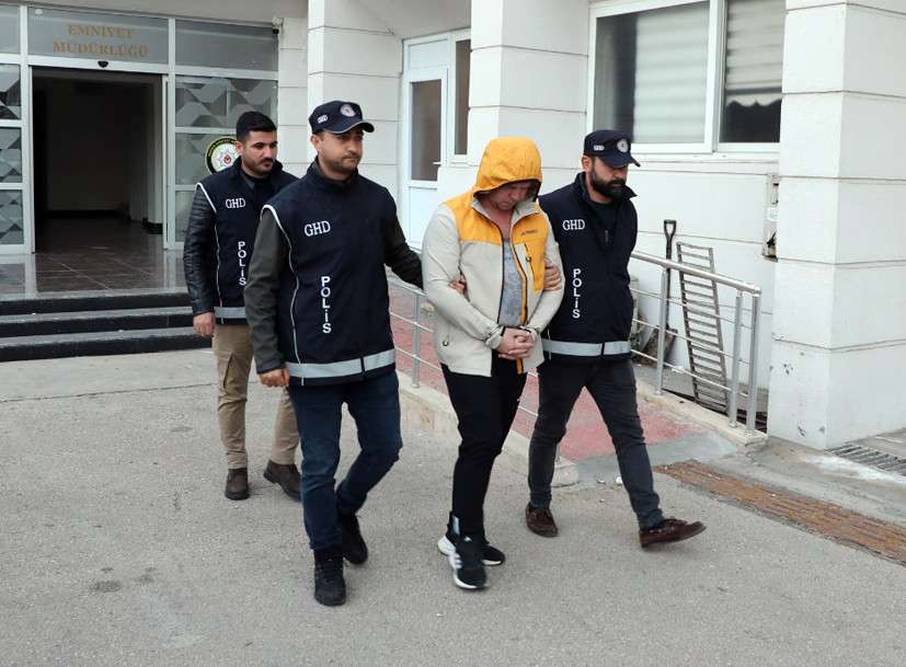 İNTERPOL’ÜN ARADIĞI ŞAHIS MERSİN’DE YAKALANDI