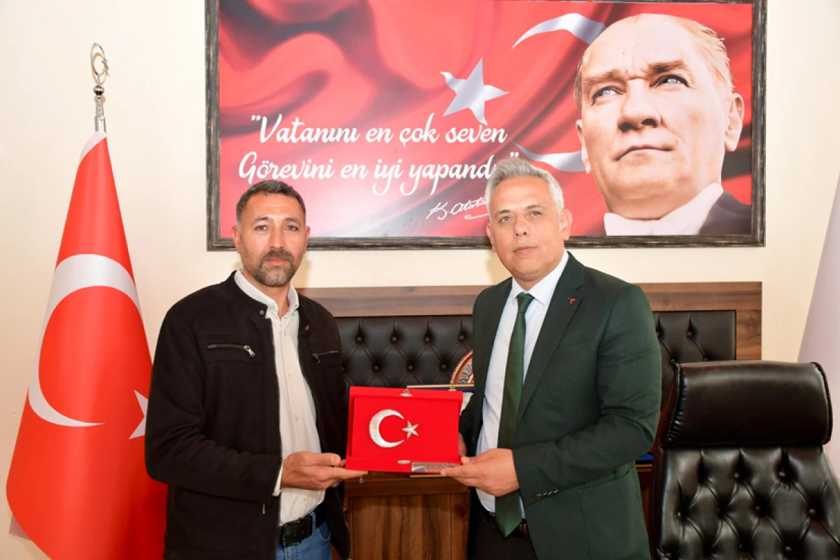 IŞIKLI MUHTARI G&Uuml;NER&rsquo;DEN EROĞLU'NA PLAKET