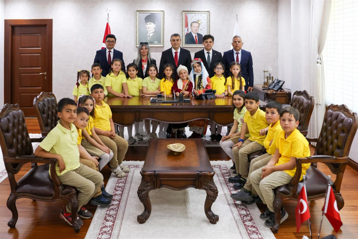 Kapızlı Rasim Bozbey &ouml;ğrencileri Vali Toros&rsquo;un yanında