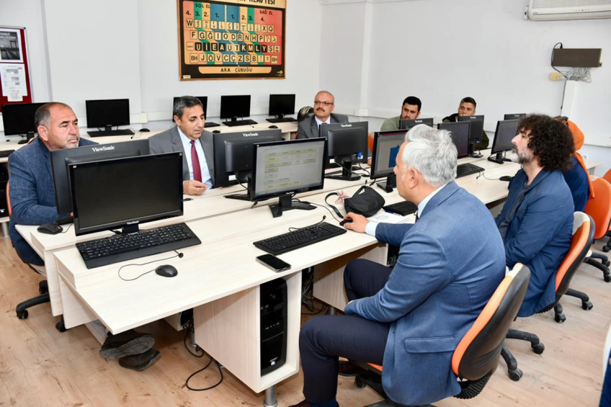 Okul gezilerine Kaymakam Aslaner de katılıyor