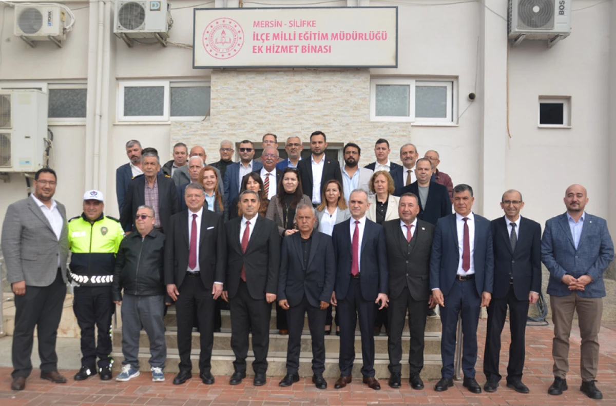 Resmi bayramlaşmada turfanda erik ve &ccedil;ilek ikramı