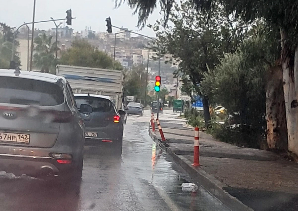 Trafik ışıklarında aynı anda üç ışık birden yanıyor