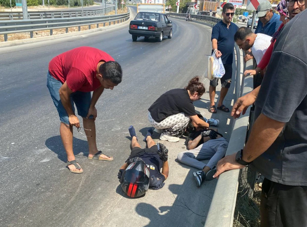 Viraja hızlı giren motosiklet savruldu: 2 yaralı