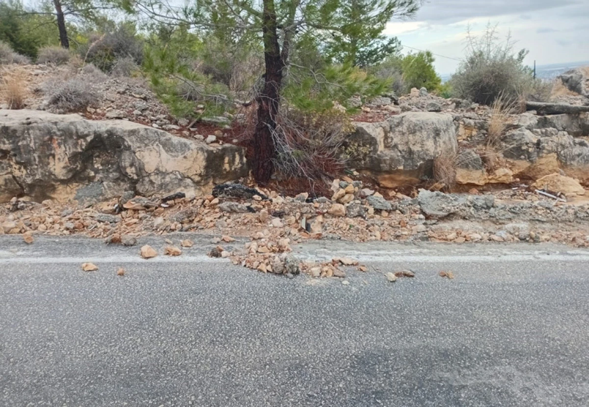 YAĞMUR YAĞDI YOLLAR KAYA PARÇALARI İLE DOLDU
